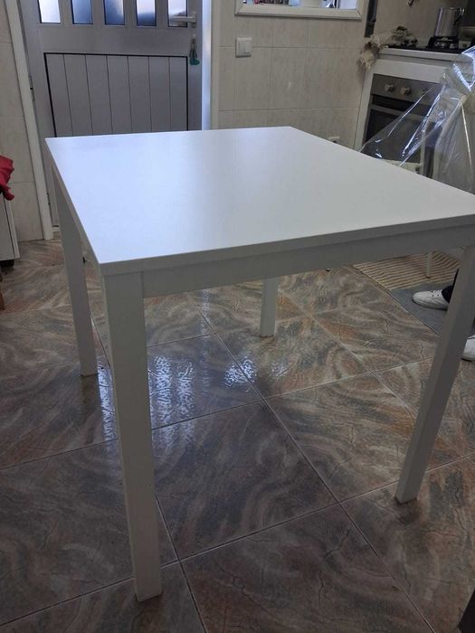 Mesa de cozinha branca extensível