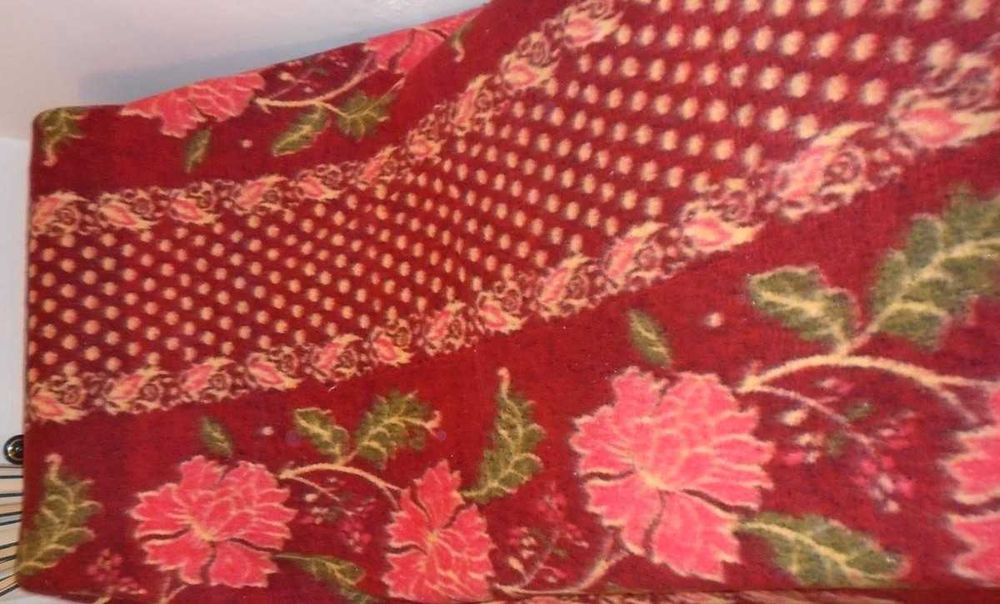 Cobertor -padrão vermelho com flores !