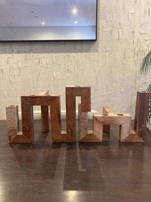 Castiçal madeira maciça e latão Loja Area Store.