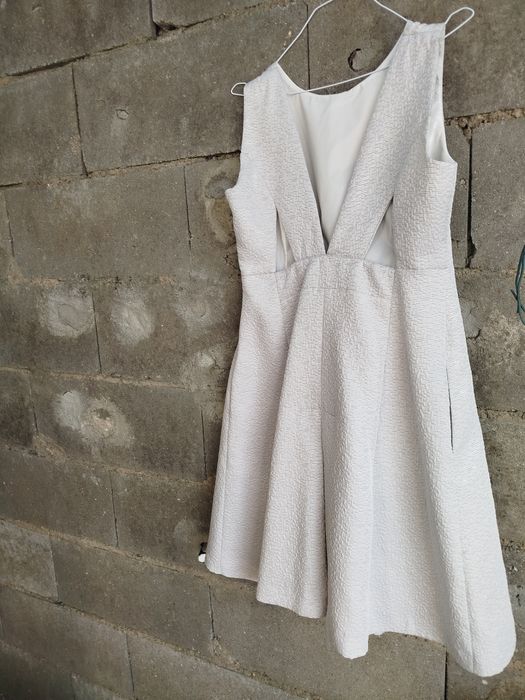 Vestido cinza claro com brilho.