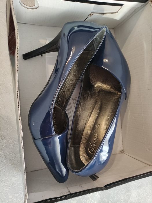 Granatowe szpilki w rozmiarze 37