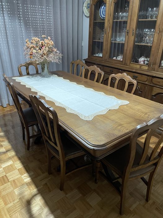 Aparador e mesa com cadeiras