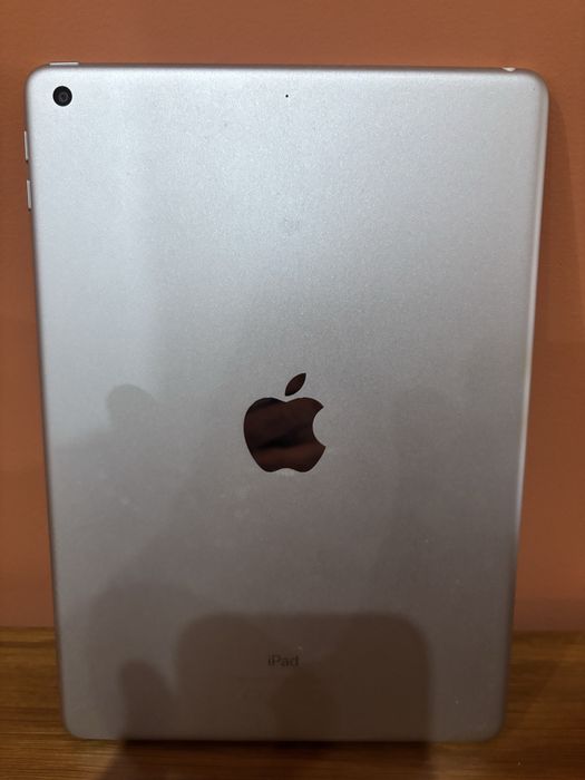 iPad (5 geração) bom estado com capa