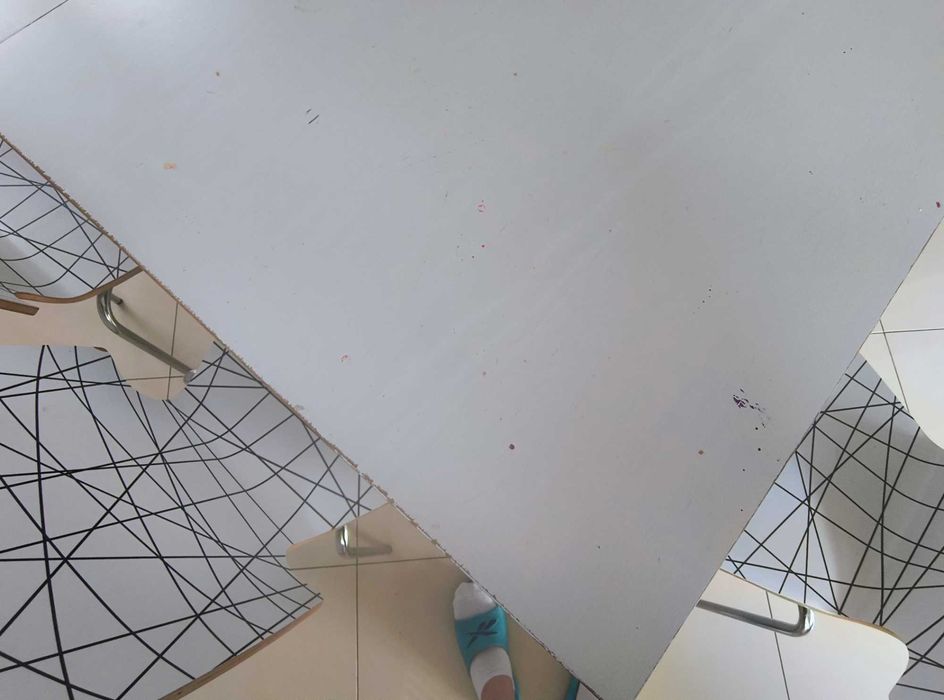 Biały stół Ikea Bjursta