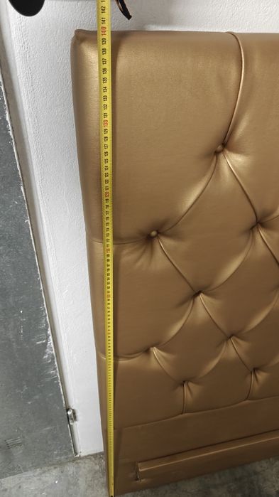 Cabeceira de Cama de Casal em Capitonê Dourada – Estilo Clássico