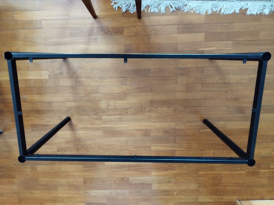 Estrutura metálica de mesa