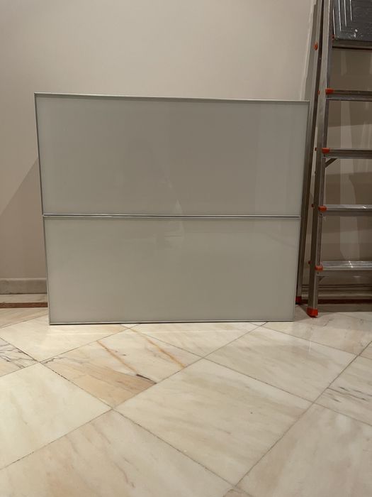 Dois armarios/vitrine de parede Ikea