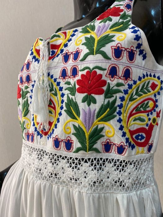 Сукня з вишивкою