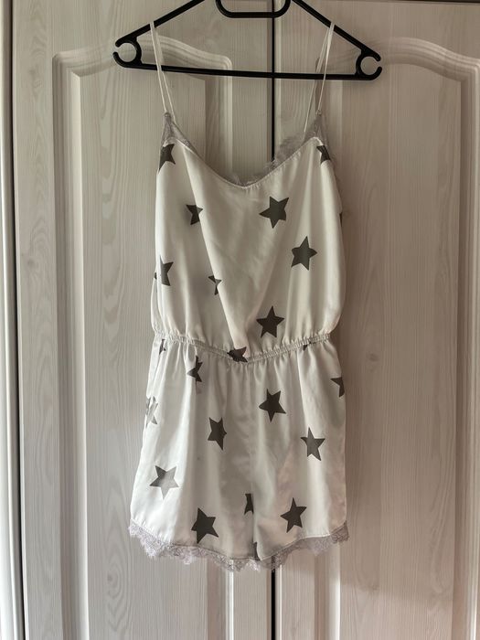Biała piżamka kombinezon w gwiazdki satynowa Gilly Hicks 36 S
