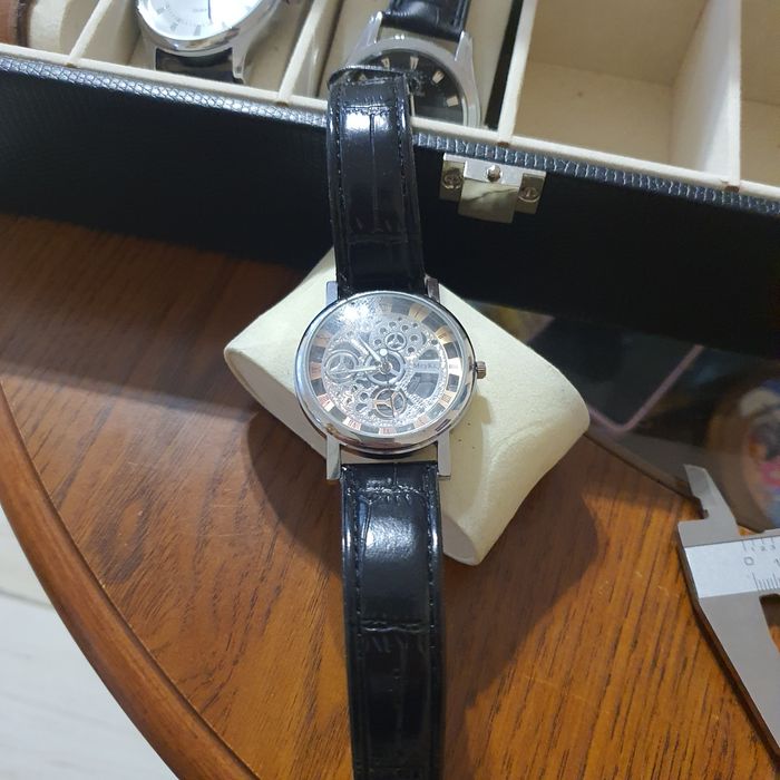 Zegarek kwarcowy garniturowiec .