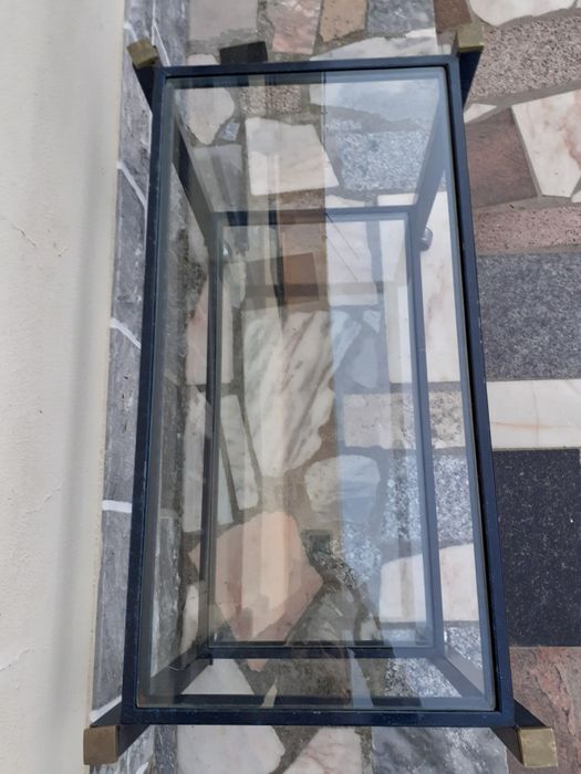 Mesa de apoio em vidro.