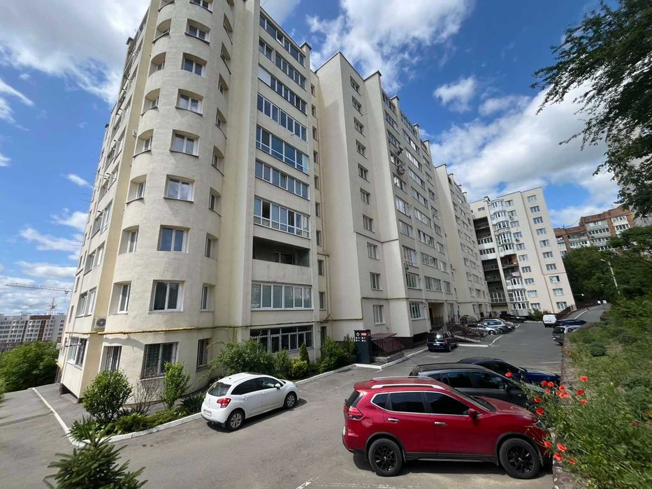 Трикімнатна в новому обжитому будинку Виставка