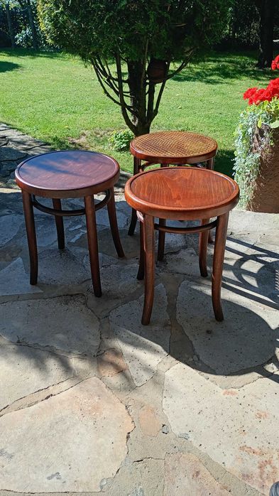 Thonet . Trzy gięte taborety, stołki  - okres PRL. Radomsko