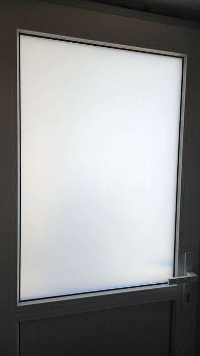 Porta em PVC branco e imitação madeira