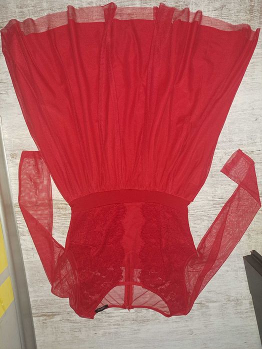 Sukienka tiulowa czerwona M/ L Boohoo