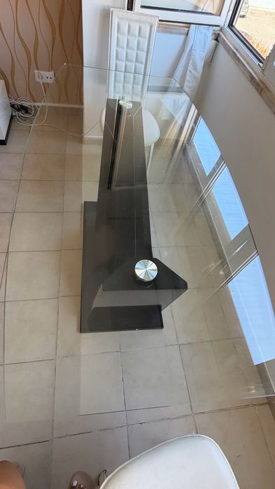 Vendo mesa de jantar .Em muito bom estado.Transporte a cargo do comprador.