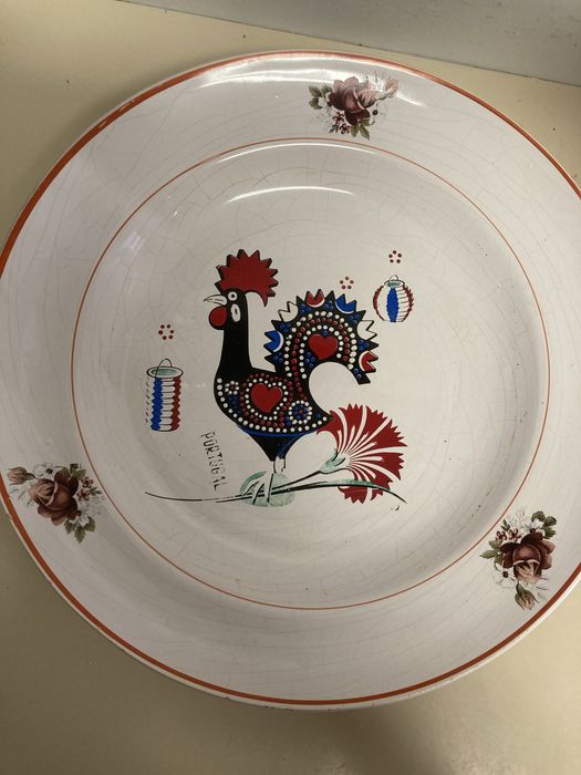 Prato e caneca em louça.
