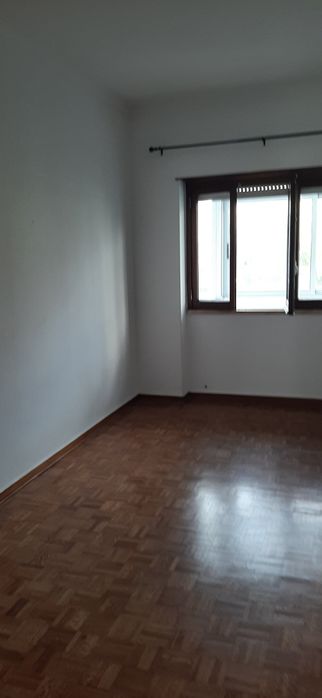 Almada T2 bem localizado.