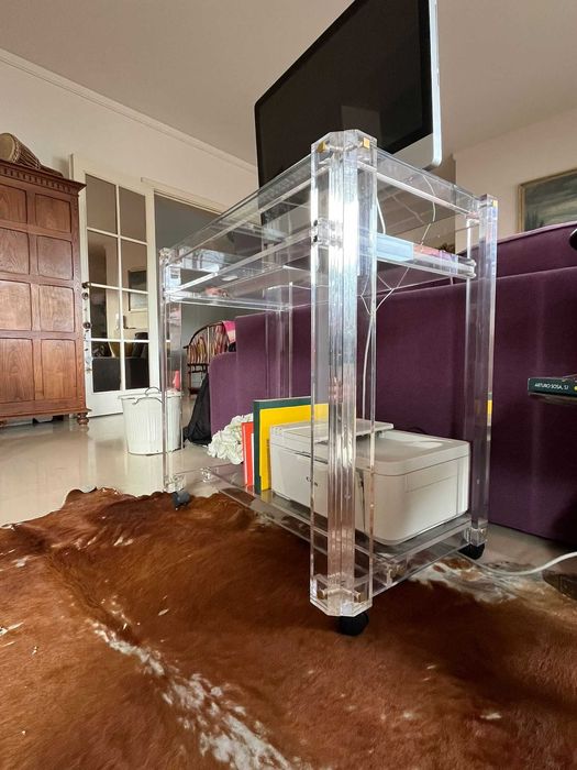 Consola / Secretária em Acrílico Transparente com Rodas – Bom Estado