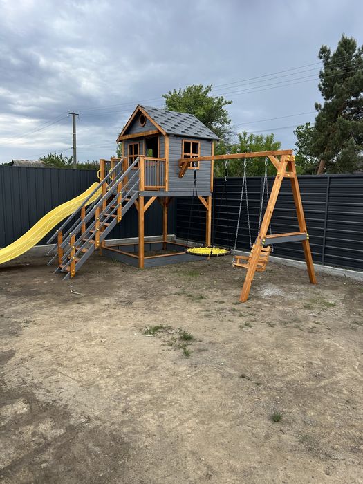 Будиночок дітям з гіркою з гойдалками з пісочницею із скеледромом