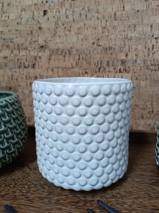 Três vasos com relevo