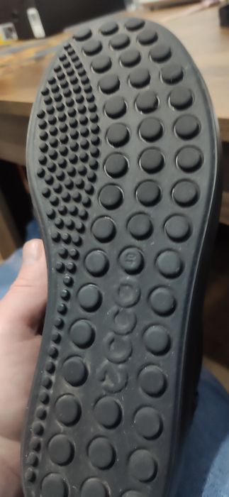 Продам кроссовки ЕССО 39р (женские)