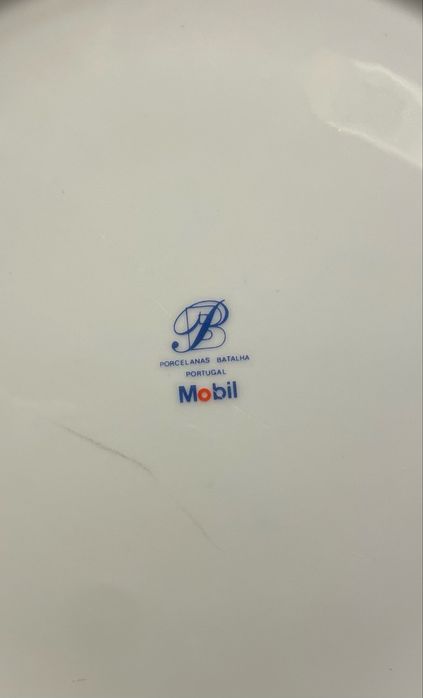 Prato de porcelana da marca Mobil