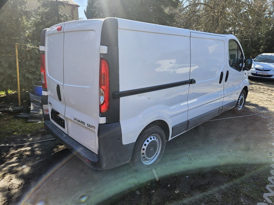 Renault trafic vivaro 01-14rok narożnik prawy lewy  tył