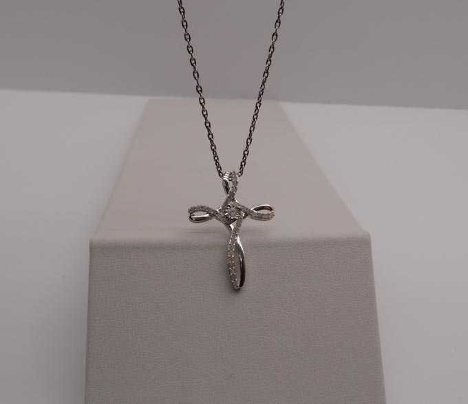 Srebrny krzyż krzyżyk z diamentami 0,35 ct.
