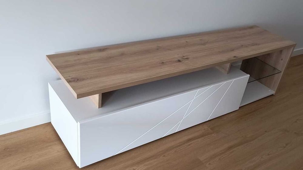 Móvel TV Design Moderno com Prateleira em Vidro – Novo