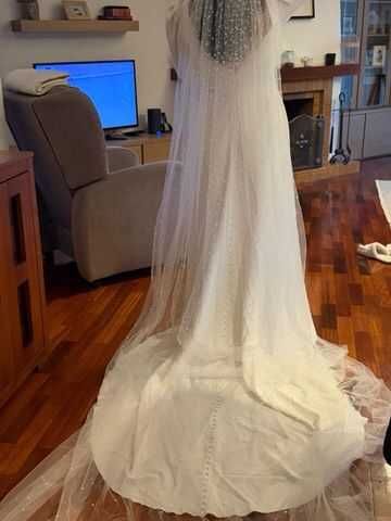 Vestido de noiva e véu Pronovias 2024