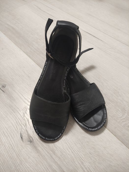 Женские кожаные, черные сандалии с надписью на подошве.
