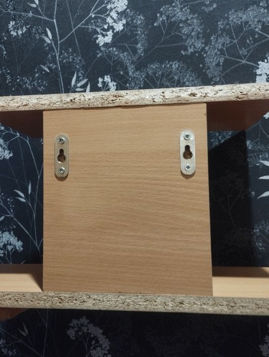 Полиця з двох поличок.