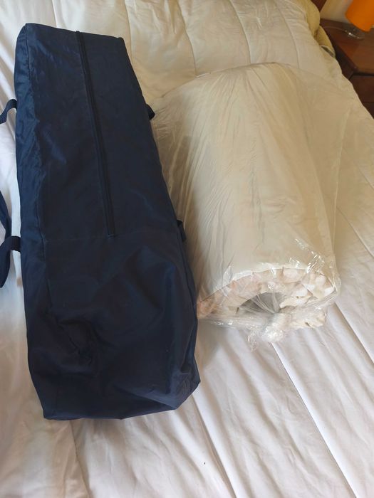 Cama de viagem  azul com colchão de aplicação no fundo