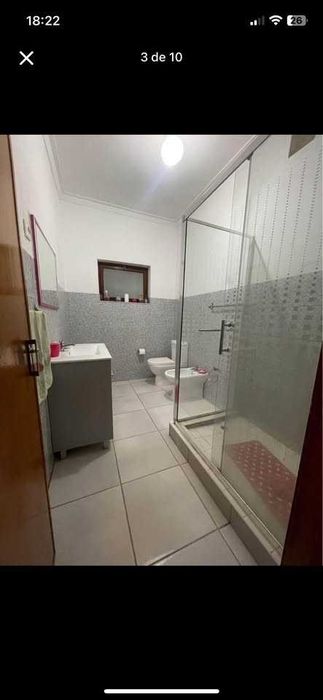 Arrendo quarto disponível em moradia T4 térrea com quintal, zona de Pinhal Novo
