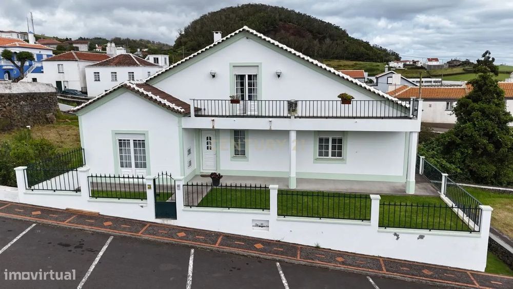 Moradia T4 de Excelência com Vista Mar – Santa Bárbara, Angra do Heroí
