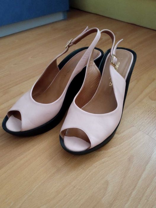 Босоножки на танкетці
