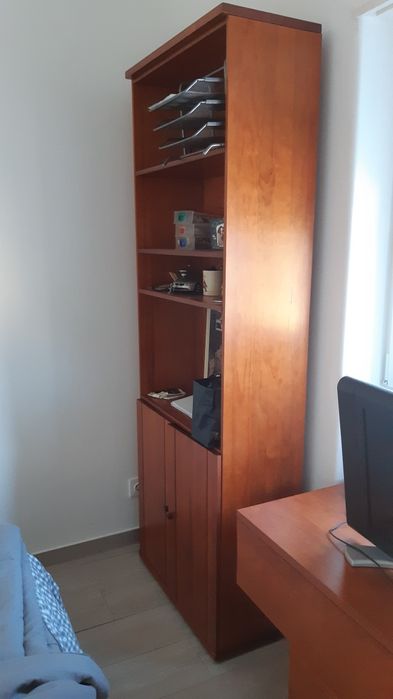 Armário de madeira
