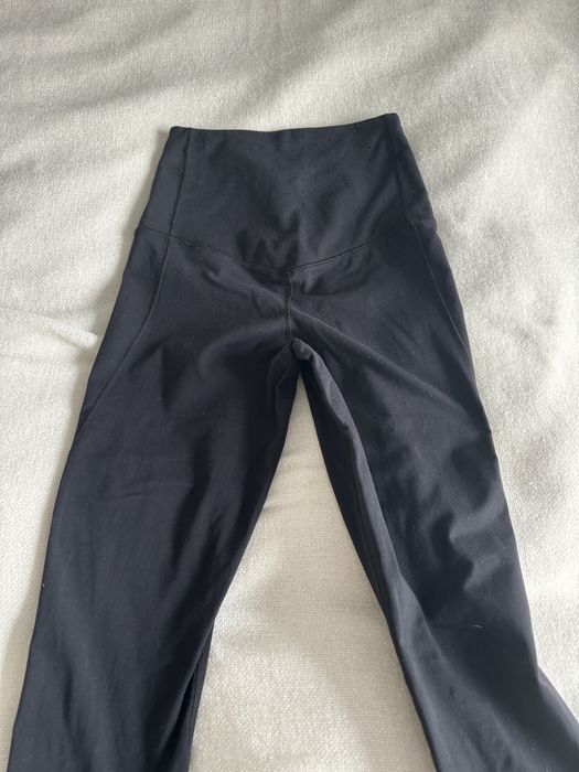 Czarne leginsy 3/4 sportowe nike