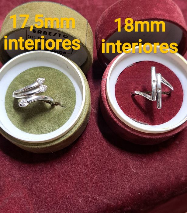Aneis em prata contrastada.