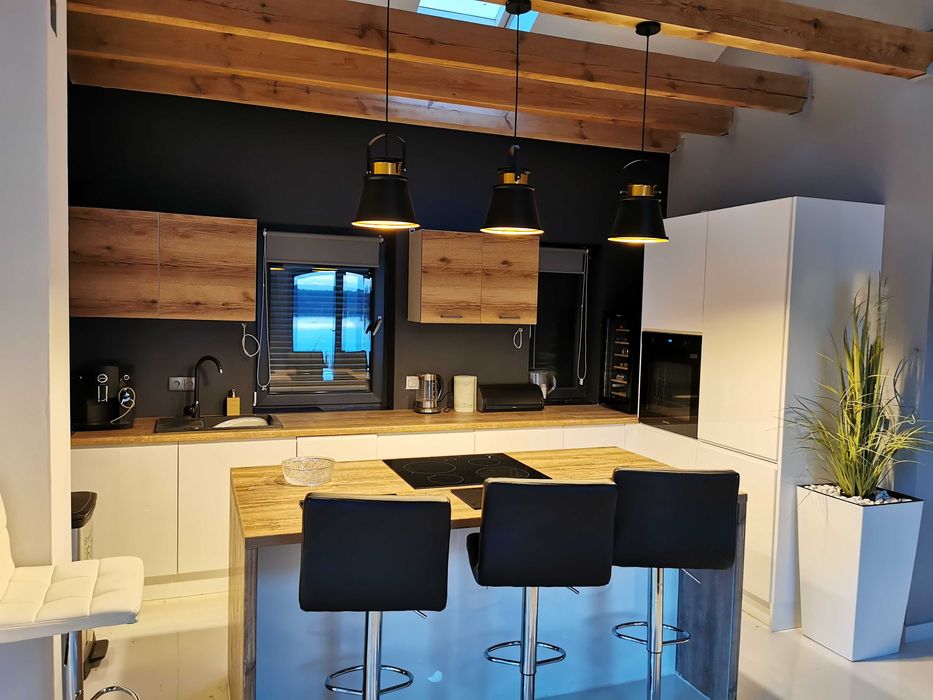 domek nad jeziorem z jaccuzi