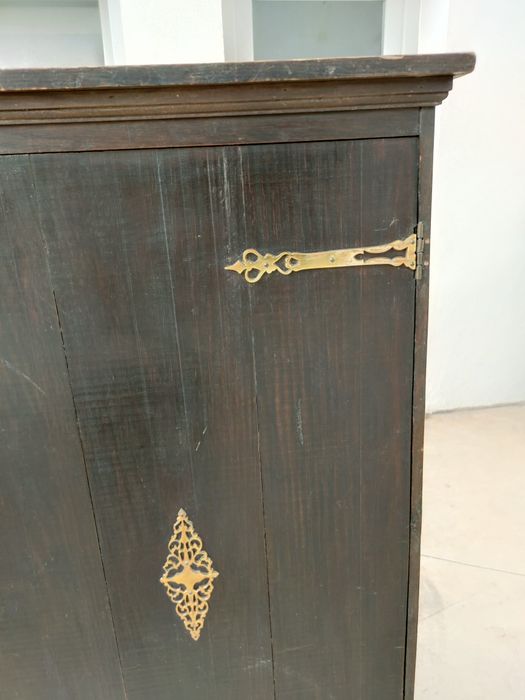 Móvel vertical antigo estilo oriental.