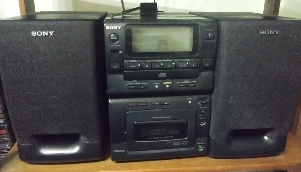 Aparelhagem Sony a funcionar preço inclui os CDs.