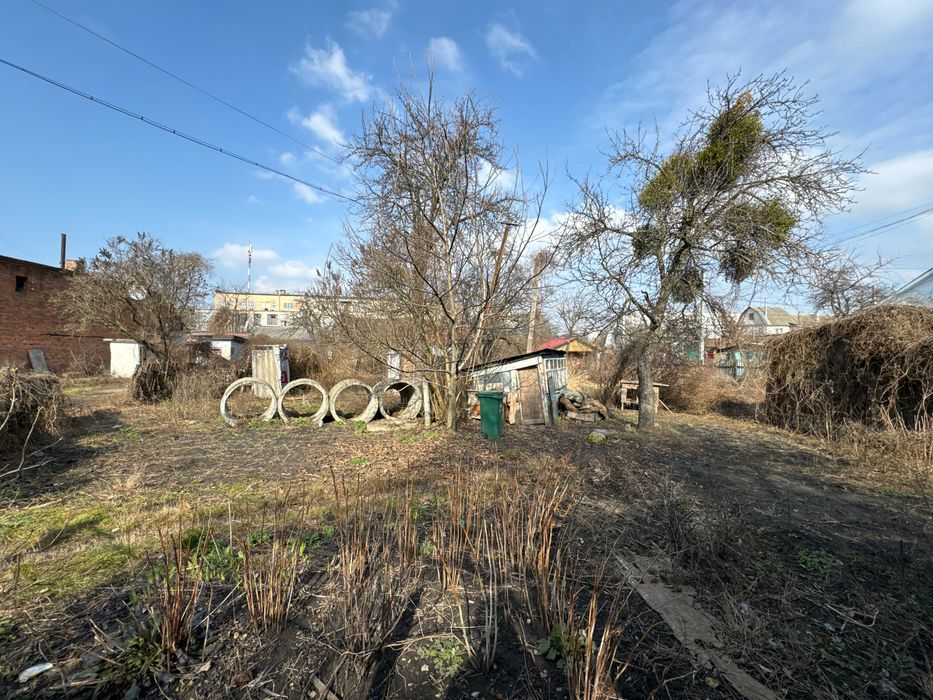 Продаж фасадного приміщення та 13 соток землі в Житомирі