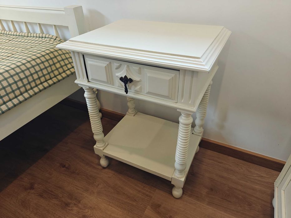 Mobília de quarto - Cama, 2x Mesas Cabeceira, Cómoda