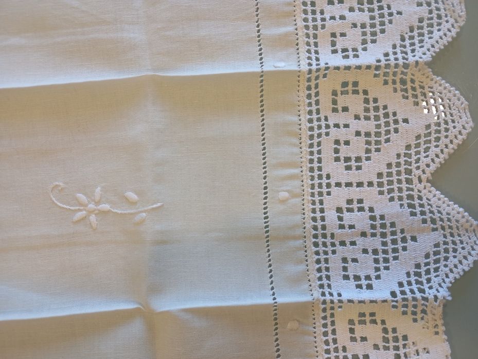 Toalha de linho com renda e bainhas abertas artesanais