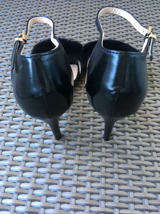 Sandália preta com pêlo LINDA