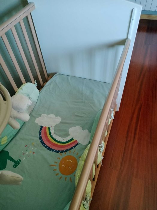 Berço bebé com oferta de proteção lateral almofadada e de Móbile da marca Chicco