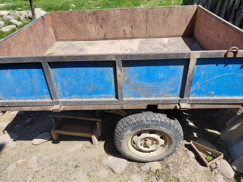 Послуга косіння трави під сонячними панелями трактором