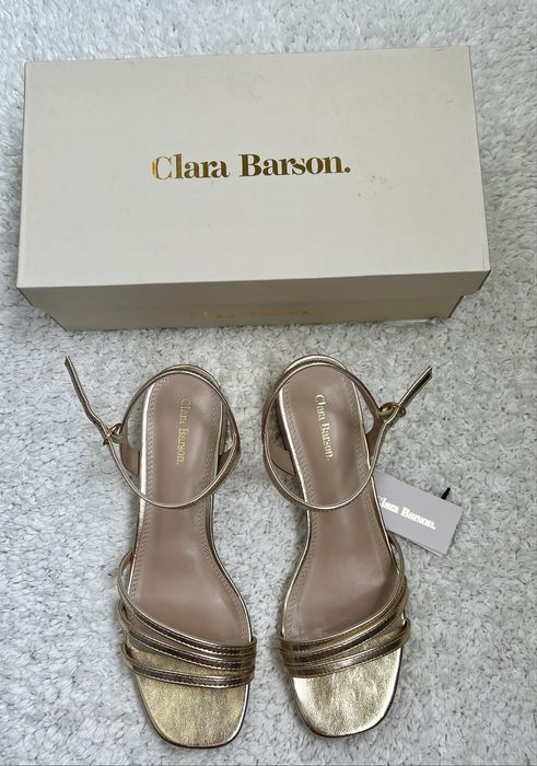 Босоніжки в золотому кольорі , Clara Barson